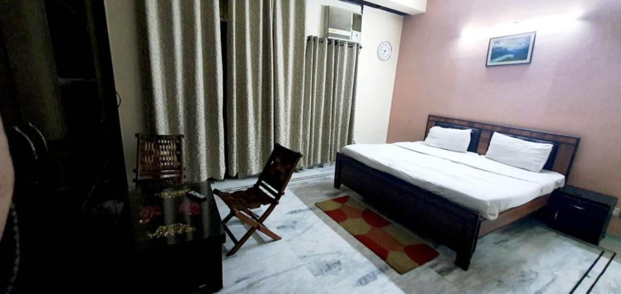 Hotel Inn Noida Bagian luar foto