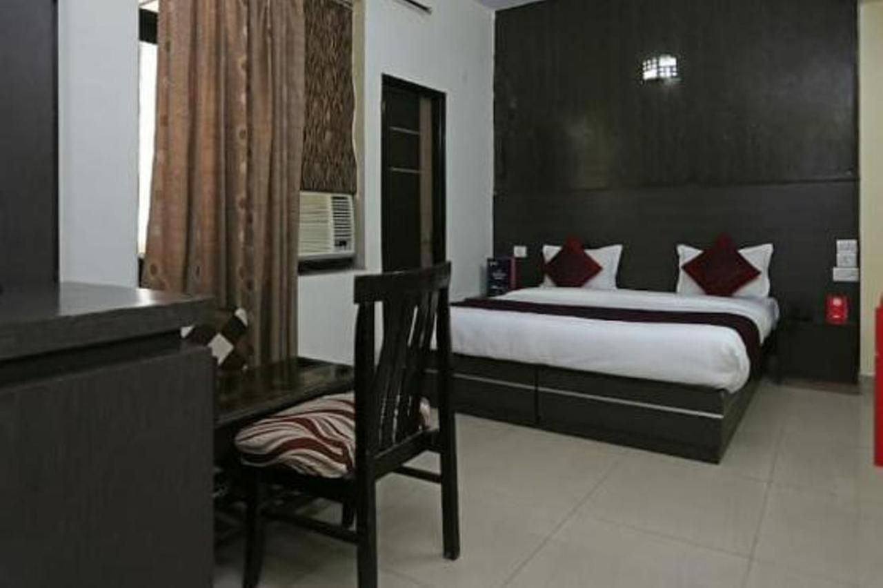 Hotel Inn Noida Bagian luar foto