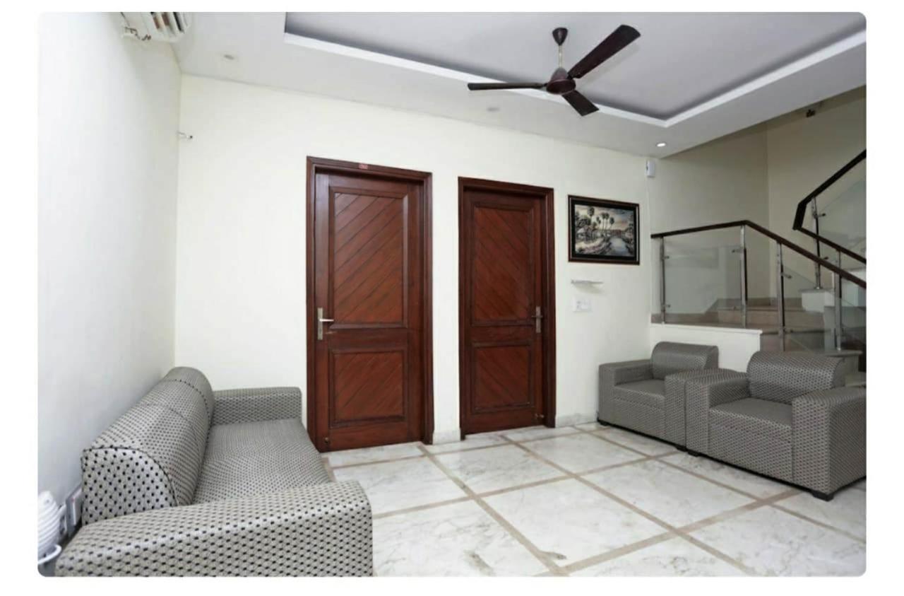Hotel Inn Noida Bagian luar foto