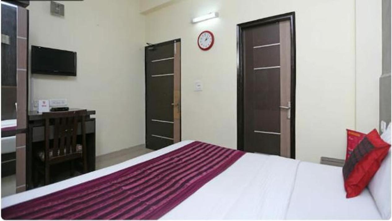 Hotel Inn Noida Bagian luar foto