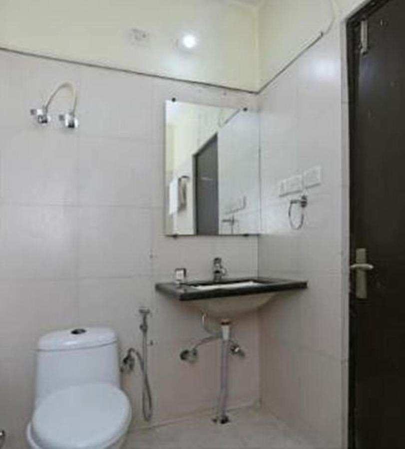 Hotel Inn Noida Bagian luar foto