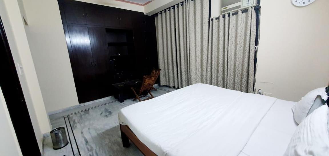 Hotel Inn Noida Bagian luar foto