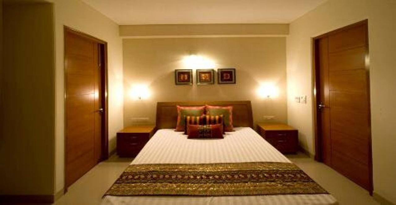 Hotel Inn Noida Bagian luar foto